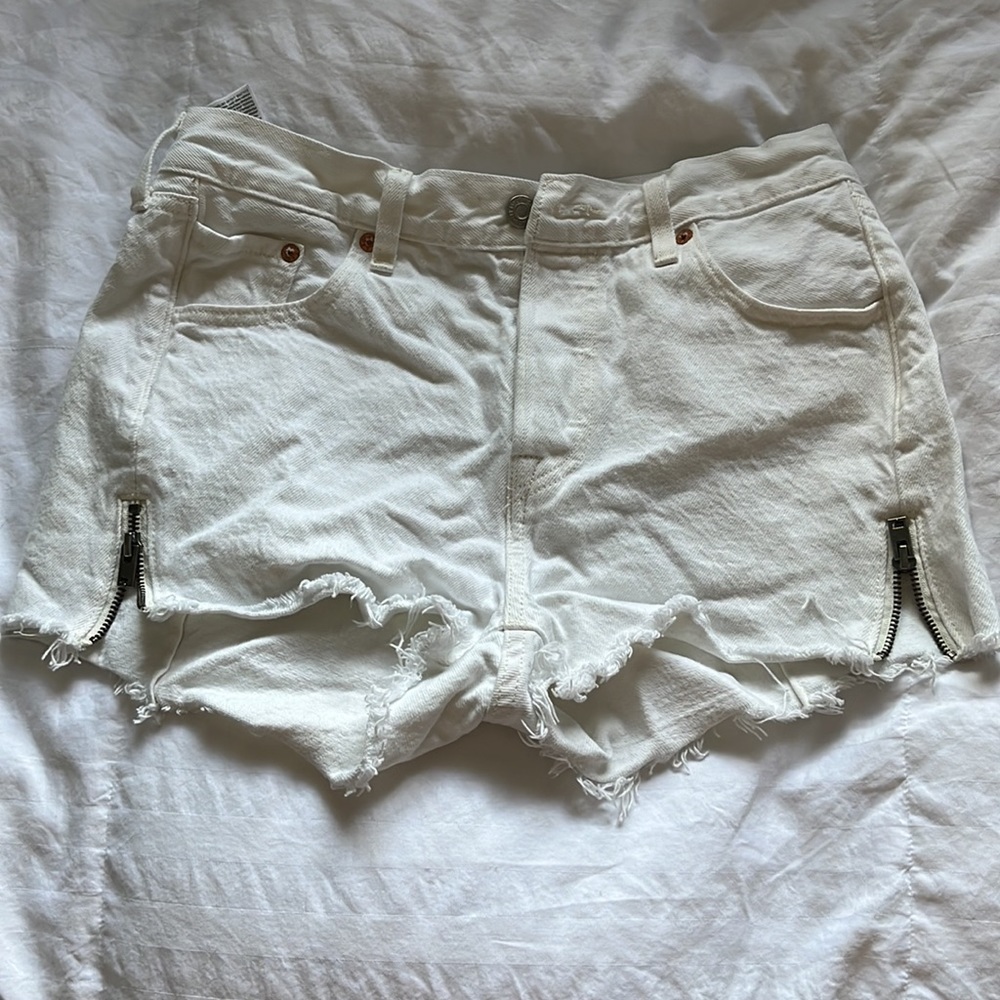 NWOT Levi’s white jean shorts